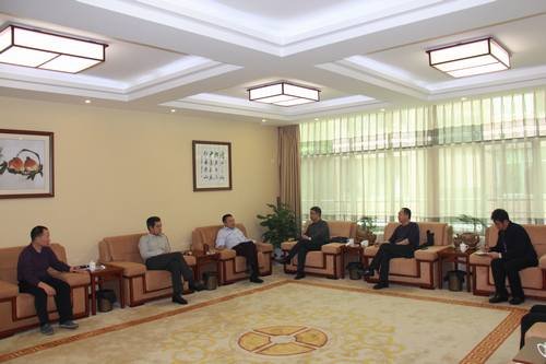 鄔清富赴宜賓拜會伊力集團(tuán)董事長章英啟