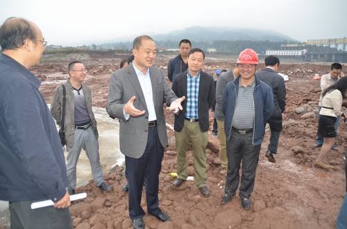 雅安市市長蘭開馳到青衣江漏水洞應急處理施工現場檢查工作 