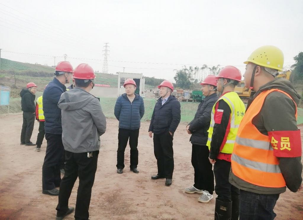 水發(fā)集團總工程師黃永沾一行到小井溝支渠項目開展現(xiàn)場安全及農(nóng)民工工資檢查督導(dǎo)工作