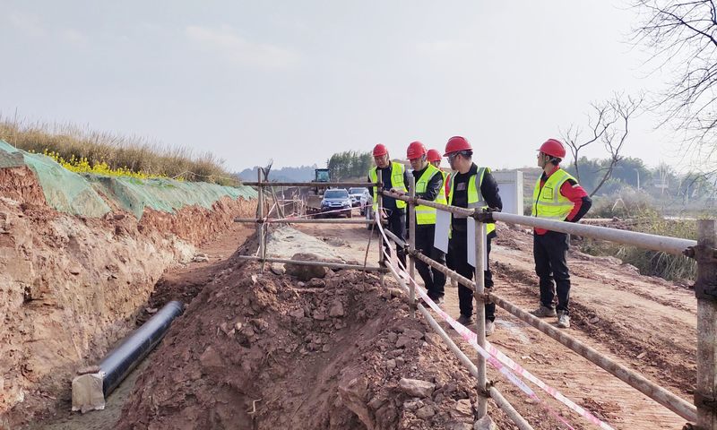 公司副總經理鄒世界一行到小井溝支渠項目檢查指導工作