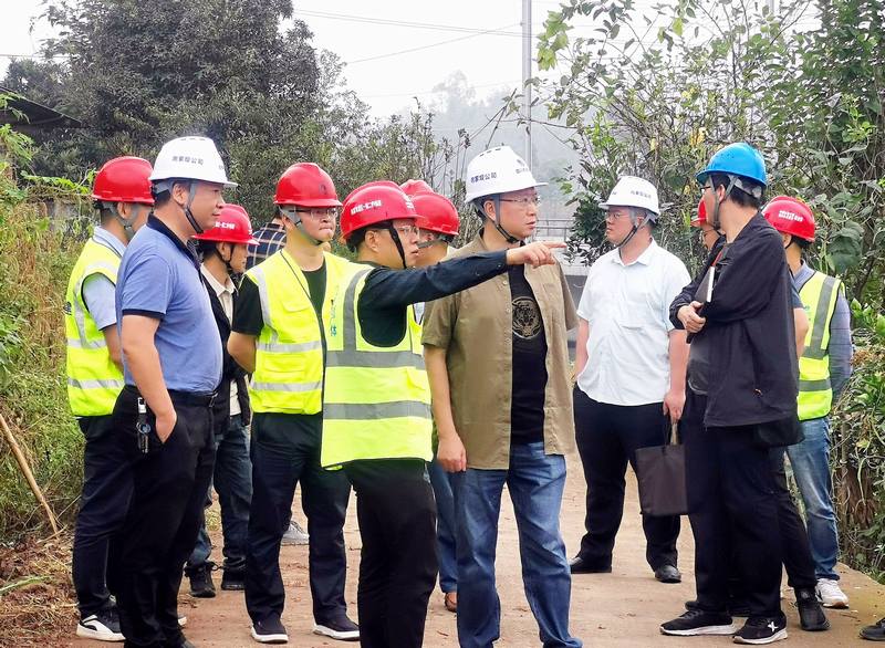 向家壩公司董事長代勇一行蒞臨向家壩一期二步Ⅴ標現(xiàn)場指導(dǎo)檢查工作